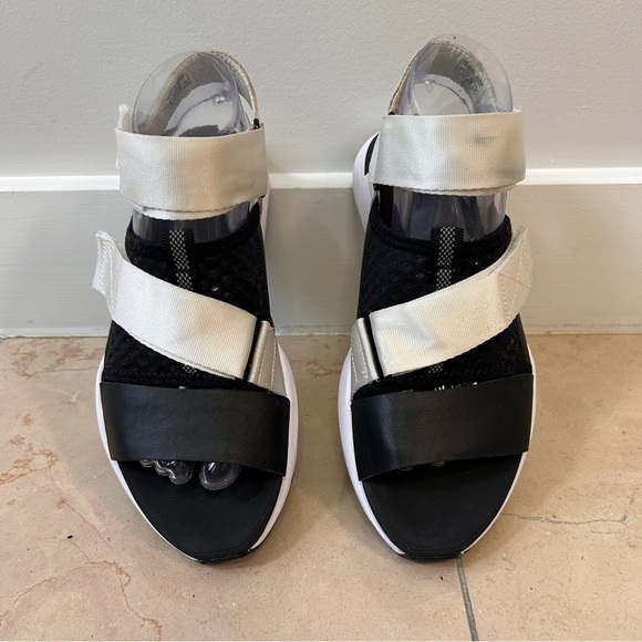 Sorel Kinetic Women’s 8 Black White Y Strap High Impact Sandals Gorpcore - Picture 2 of 8